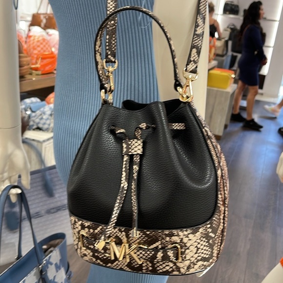 MICHAEL KORS 
Reed Md Pebbled Leather Belted Bucket Messenger Satchel Crossbody - Picture 3 of 16